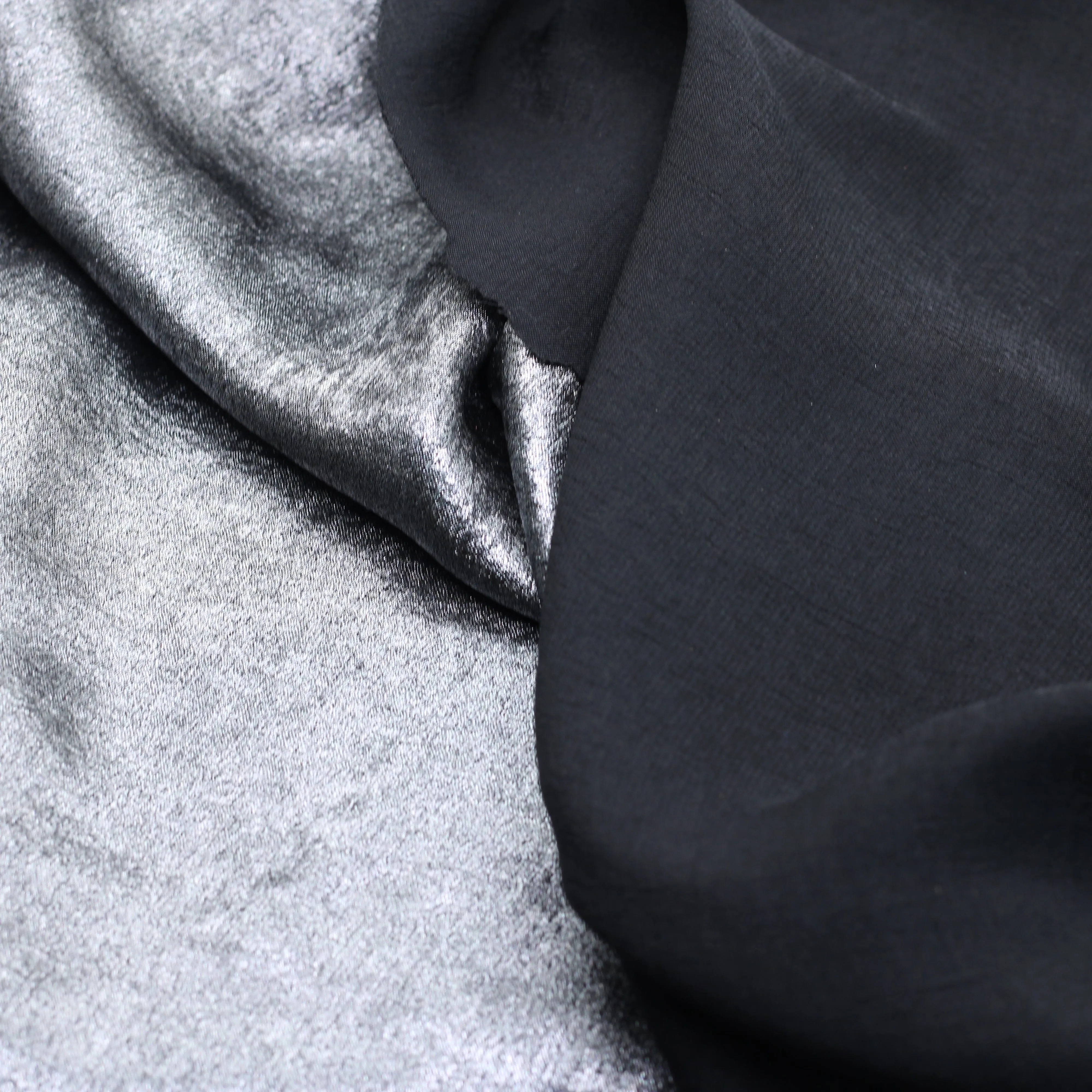 Tissu Satin denim irisé- Noir/Or doré (Vendu x10cm)